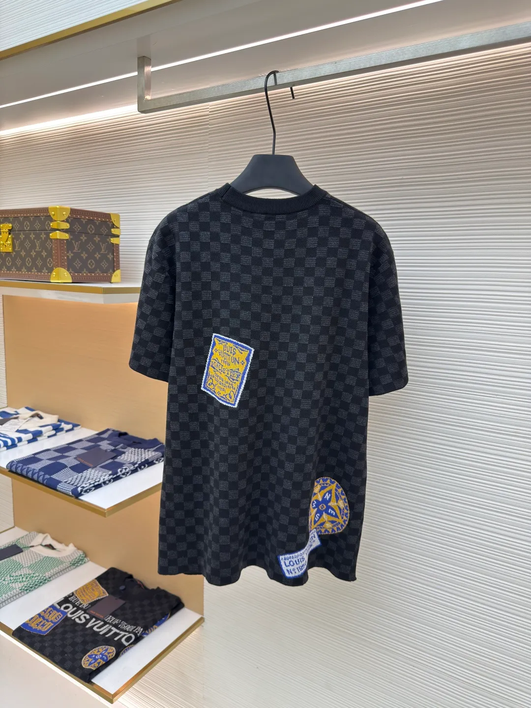 LOUIS VUITTON Checkerboard knitted short-sleeved shirt ●Authentic product: Purchased and developed by 11100 ●Item number: 1680281-A85 ●Fabric: Jacquard intarsia texture ●Technology: Double-sided wool hanging process ●Version: Fitted version ●Size: XS-S-M-L ●Weight: about 355 grams ●Description: The pattern adopts double-sided hanging wool technology, fine workmanship, and clear texture lines. The ultra-fine woven threads are made of environmentally friendly fibers. The overall routing is straight and delicate. The fabric is comfortable and soft, and the color is consistent without color difference. It can be matched with the same style to create a fashionable look and control various occasions. Customized accessories, complete with three standards, same style for men and women!